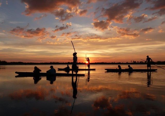 Sundowner-Bootsfahrt im Okavango-Delta