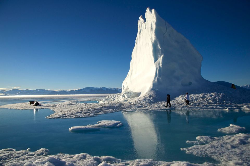 Riesiger im Meer eingefrorener Eisberg