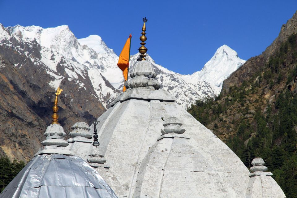 Tempel von Gangotri vor den Berggipfeln des Garhwal