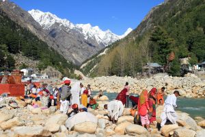 Heiliges Waschungsritual am Ufer das Baghirati im Pilgerort Gangotri