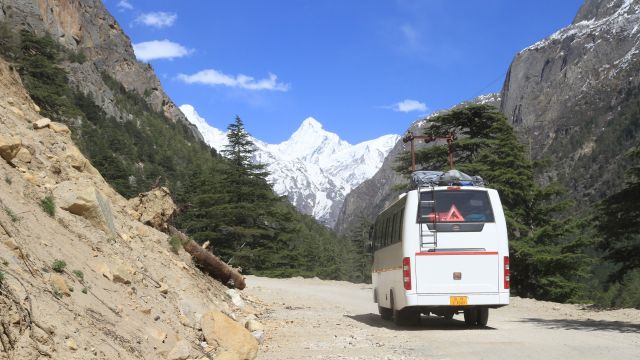 Busfahrt zum Pilgerort Gangotri mit Blick auf die Berggipfel des Garhwal