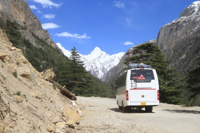 Busfahrt zum Pilgerort Gangotri mit Blick auf die Berggipfel des Garhwal © Diamir