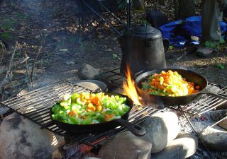 Mahlzeit am offenen Feuer zubereitet