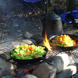 Mahlzeit am offenen Feuer zubereitet