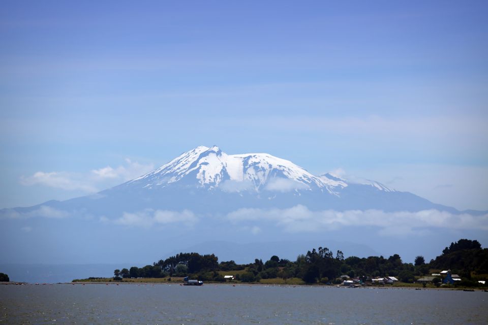 Blick über den Süßwassersee aus Puerto Varas zum kegelförmigen Vulkan des Calbuco