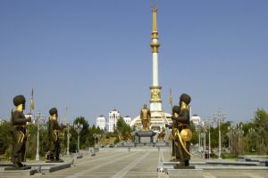 Turkmenistan - Ashgabat - Unabhängigkeitsdenkmal