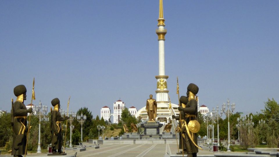 Turkmenistan - Ashgabat - Unabhängigkeitsdenkmal