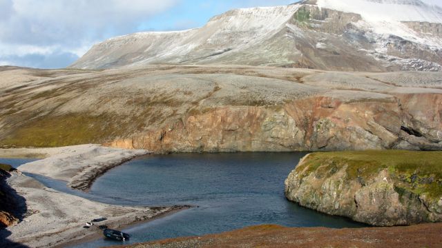Bäreninsel: Bucht im Sonnenschein
