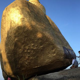 Der Golden Rock, oder auch Kyaiktiyo – eine der heiligsten buddhistischen Stätten in Myanmar