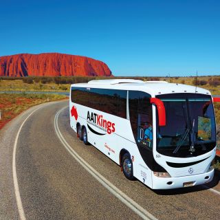 AAT Kings Busfahrt entlang des Uluru (Ayers Rock)
