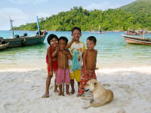 Burmesische Kinder am Strand einer Insel im Mergui-Archipel