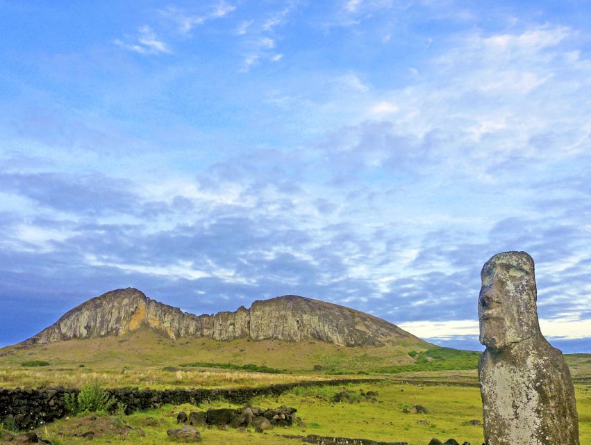 Moai mit Kegel des Ranu Raraku auf der Osterinsel