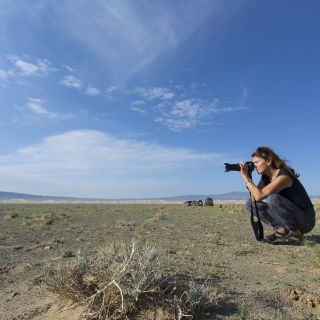 Fotoworkshop-Teilnehmerin in der endlosen Weite der Wüste Gobi.