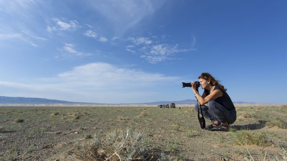 Fotoworkshop-Teilnehmerin in der endlosen Weite der Wüste Gobi.