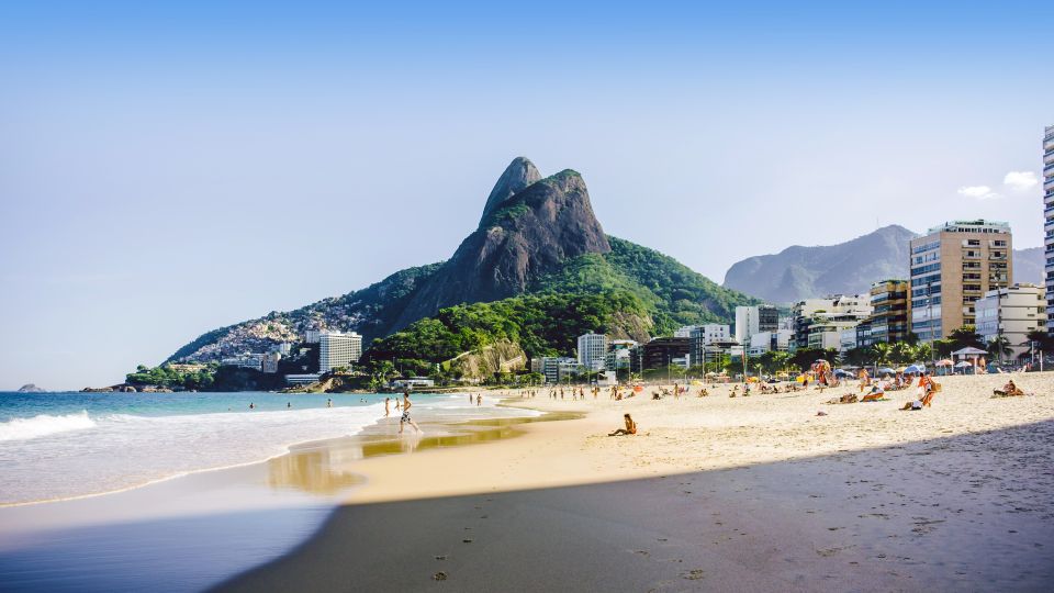 Ipanema-Strand mit Berg Dois Irmaos in Rio de Janeiro