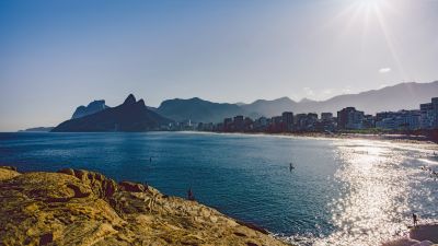 Blick auf den Ipanema-Strand vom Arpoador in Rio de Janeiro