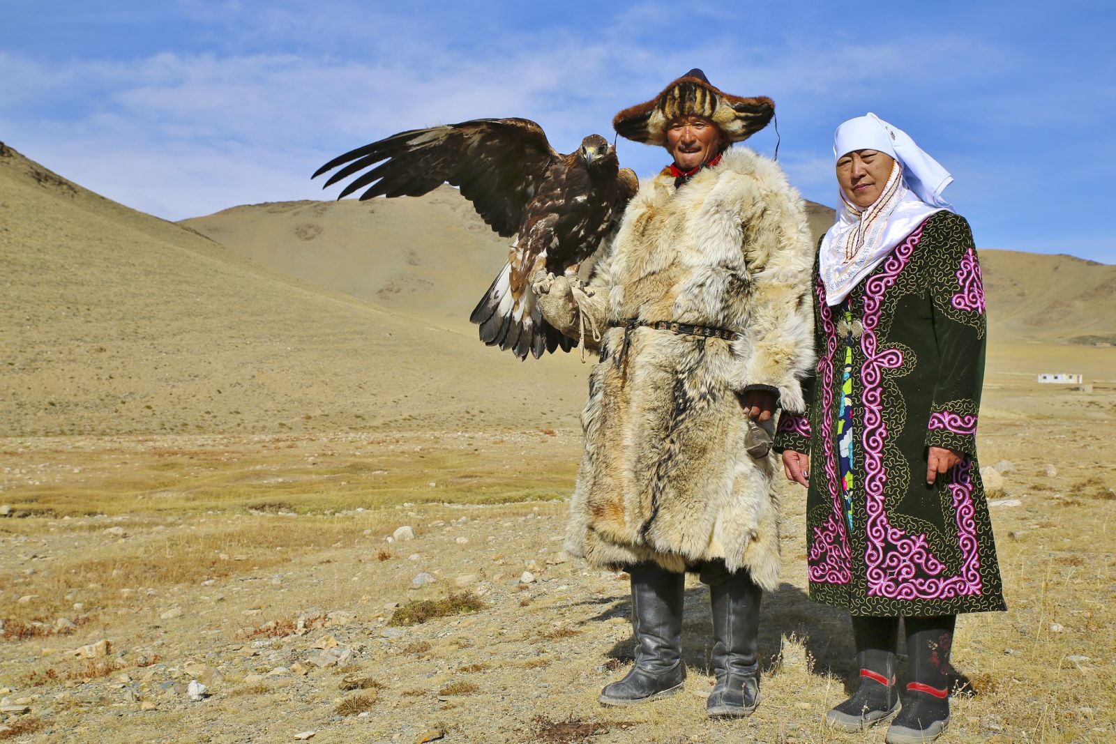 Zu Besuch bei einer Nomadenfamilie die noch die Tradition der Adlerjäger fortführt