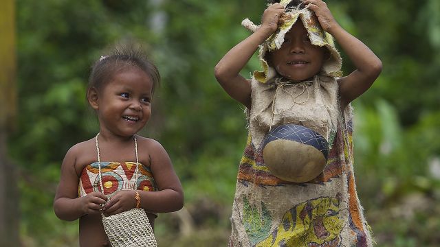 Fröhliche Kinder im Amazonasgebiet
