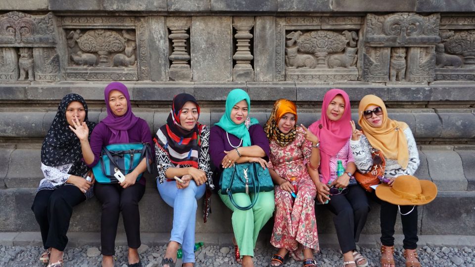 freundliche Indonesierinnen am Prambanan