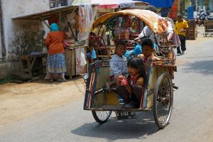Kinder auf Mopedrikscha in Tumpang