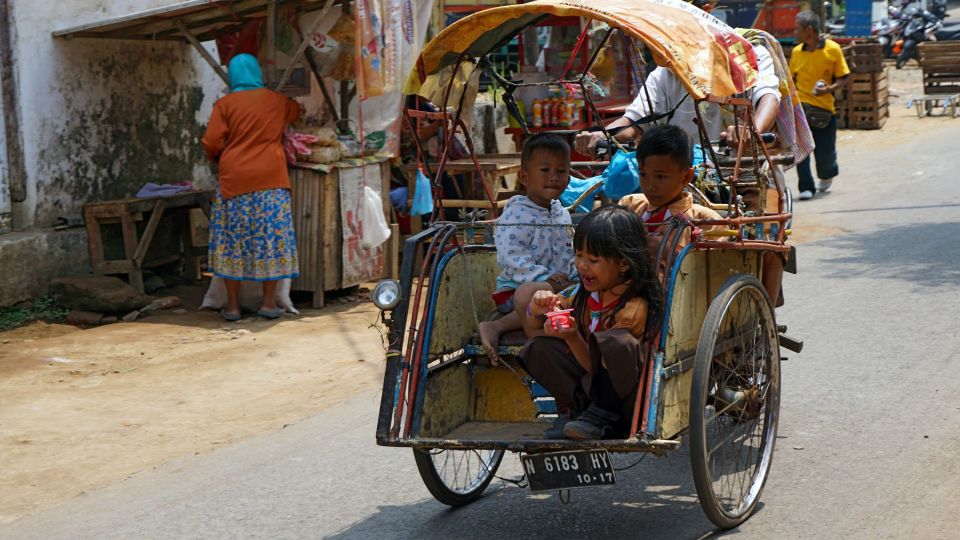 Kinder auf Mopedrikscha in Tumpang