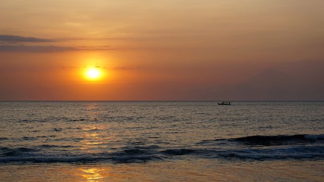 Sonnenuntergang am Strand von Lombok mit Blick auf den Vulkan Agung auf Bali