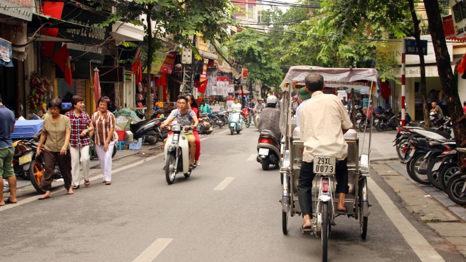 Rikschafahrt in der Altstadt von Hanoi