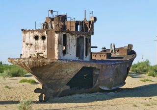 Schiffswrack, wo sich einst der Aralsee befand