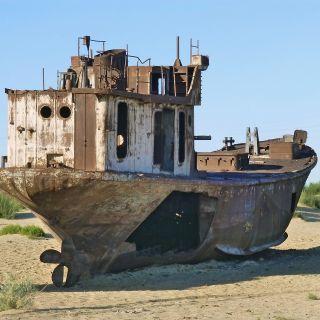 Schiffswrack, wo sich einst der Aralsee befand