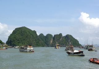 Die malerischen Halong-Bucht mit vielen Booten