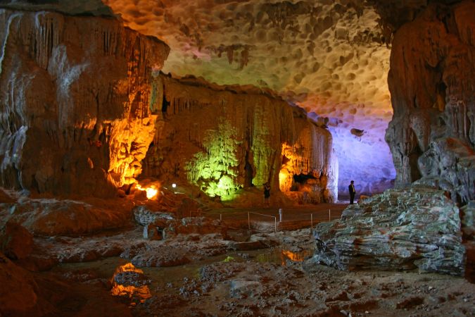 Höhle in der Halongbucht © Diamir
