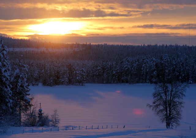 Abend im verschneiten Lappland