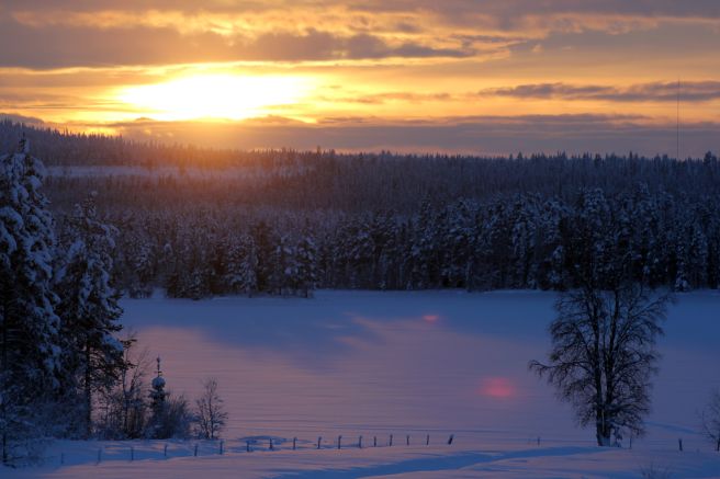 Abend im verschneiten Lappland