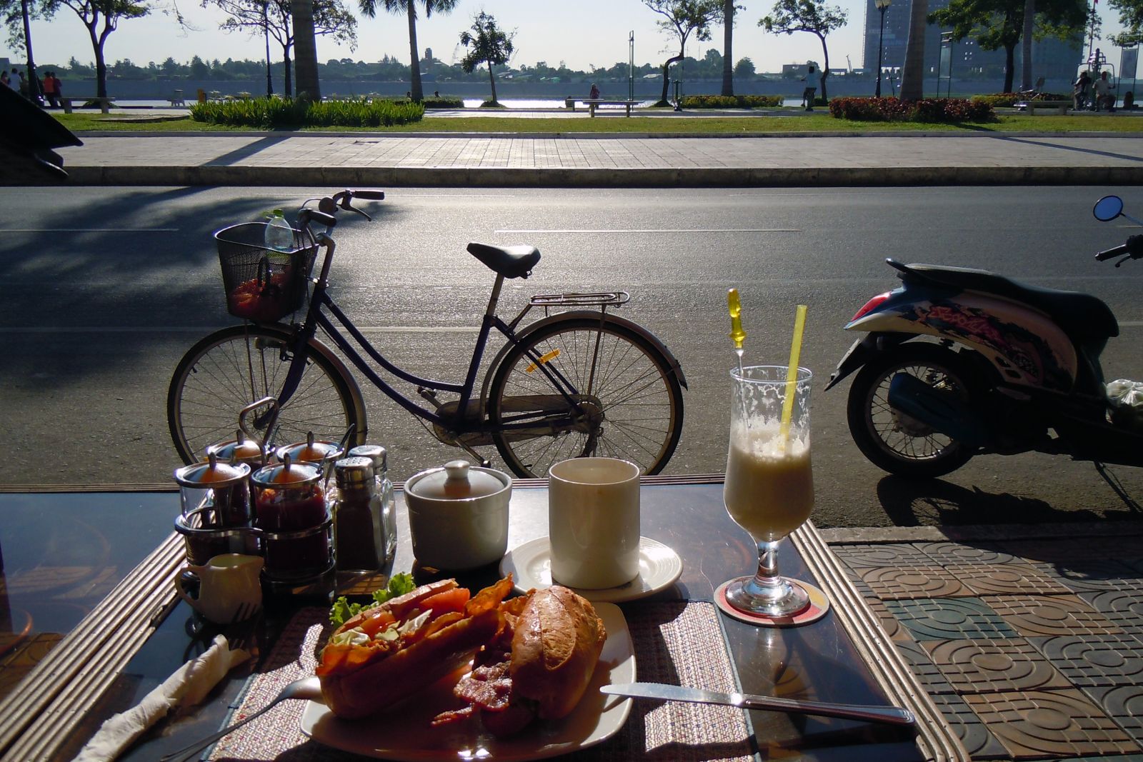 Frühstück am Mekongufer in Phnom Penh