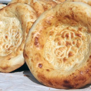 Essen usbekisches Fladenbrot (Pide)