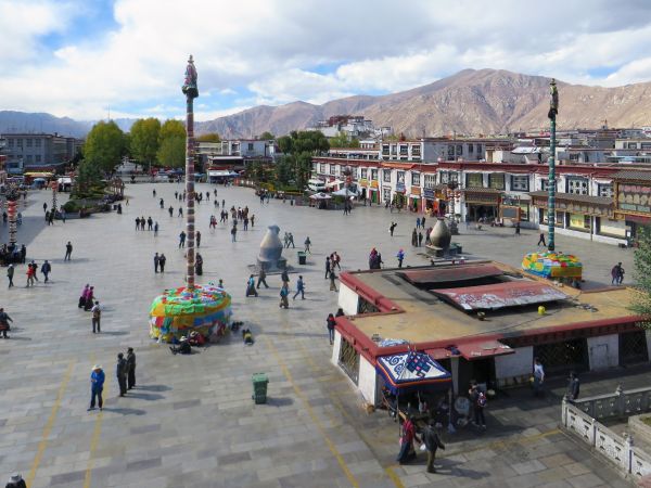 Platz vor dem Jokhang-Tempel in Lhasa © Diamir