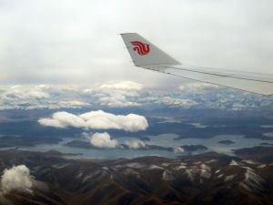 Blick auf den Yamdrok-See beim Flug von Lhasa nach Kathmandu,