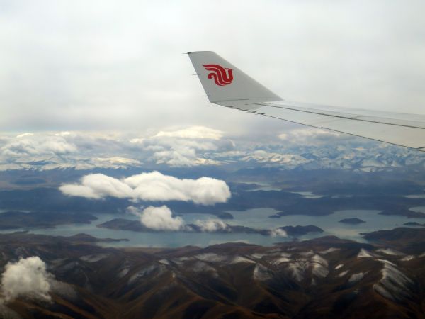 Blick auf den Yamdrok-See beim Flug von Lhasa nach Kathmandu, © Diamir