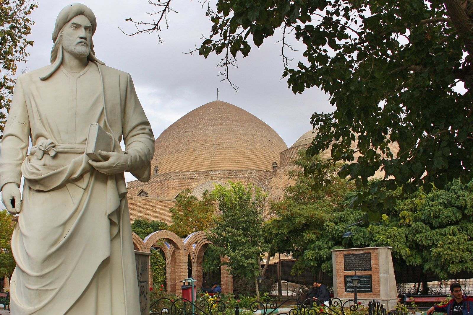Blaue Moschee und Statue in Tabriz