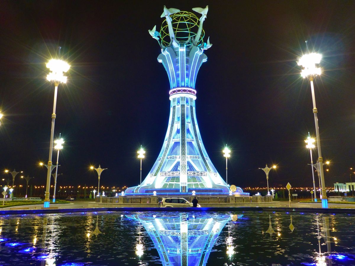 Beleuchteter Turm in Ashgabat