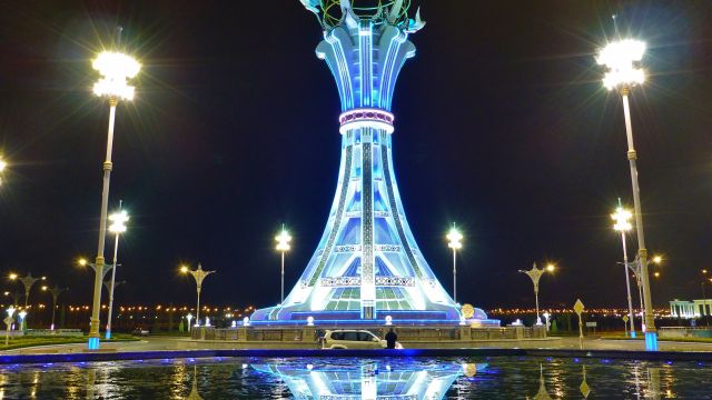 Beleuchteter Turm in Ashgabat