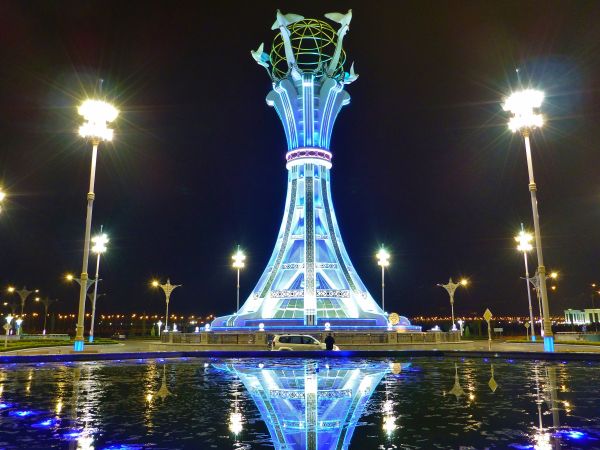 Beleuchteter Turm in Ashgabat © Diamir