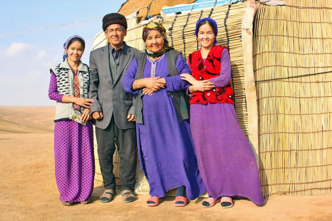 Familie in Wüste Karakum © Diamir