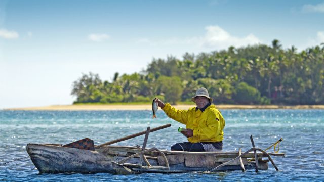 Mann im Kanu auf Tonga