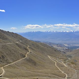 Nordseite Khardung La (5360 m), Blick auf Leh und Stok Kangri