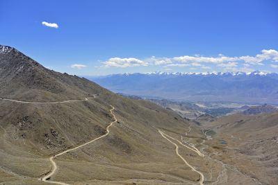 Nordseite Khardung La (5360 m), Blick auf Leh und Stok Kangri