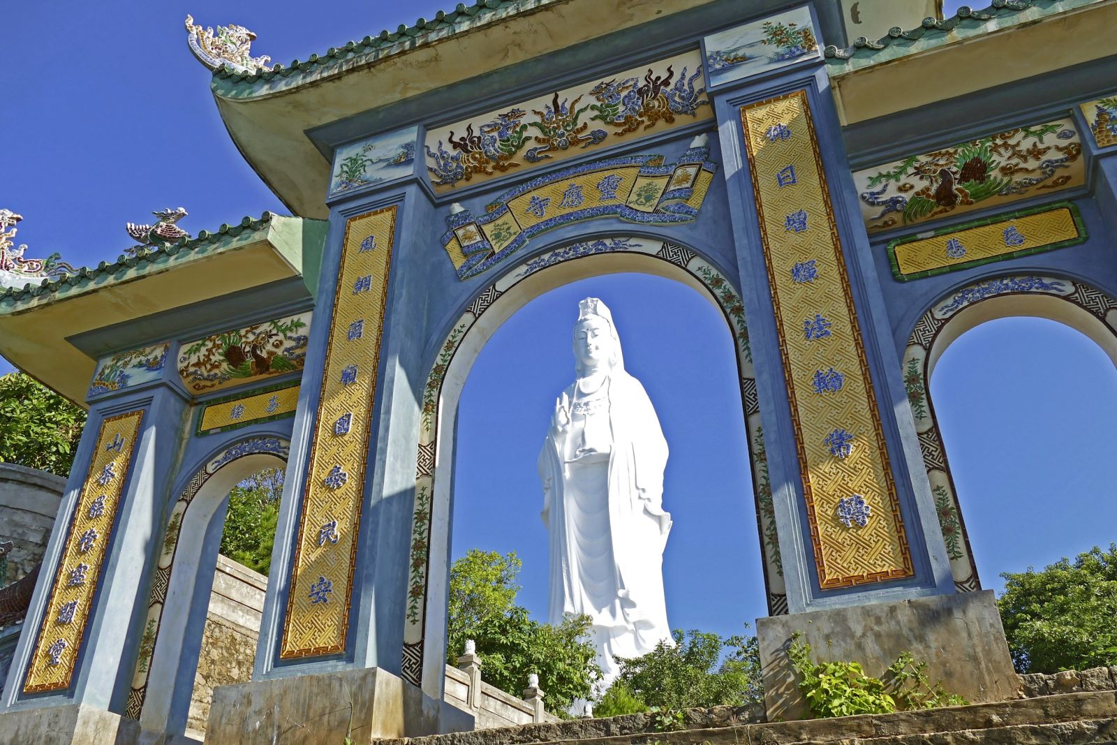 Tempelanlage in Daang auf der Son-Tra-Halbinsel mit dem größten buddhistischen Avalokiteshvara-Statue Vietnams