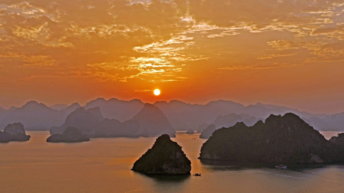 Sonnenuntergang in der Halong-Bucht