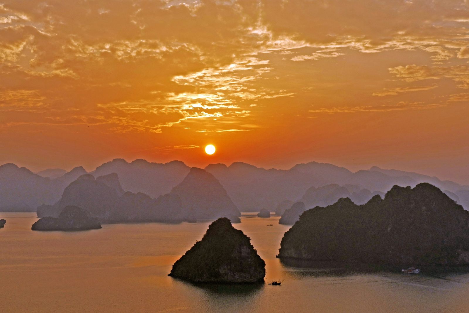 Sonnenuntergang in der Halong-Bucht