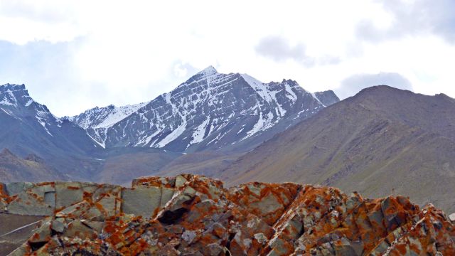 Blick auf Stok Kangri von Berg oberhalb Mankarmo